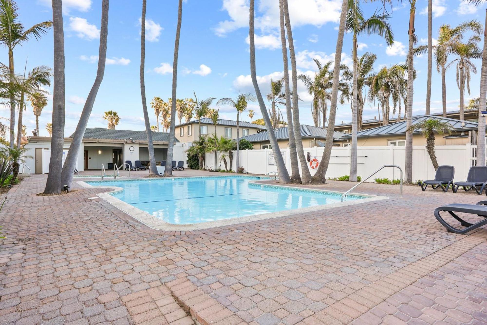 Oceanfront Paradise With Sunset Balcony, Pool, Spa, Access And Parking