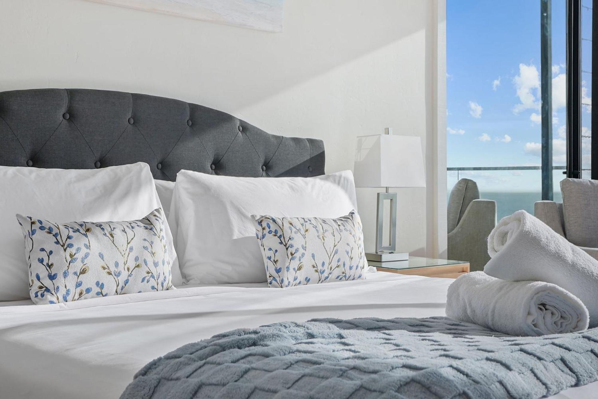 Holiday home Oceanfront Paradise With Sunset Balcony, Pool, Spa, Access And Parking