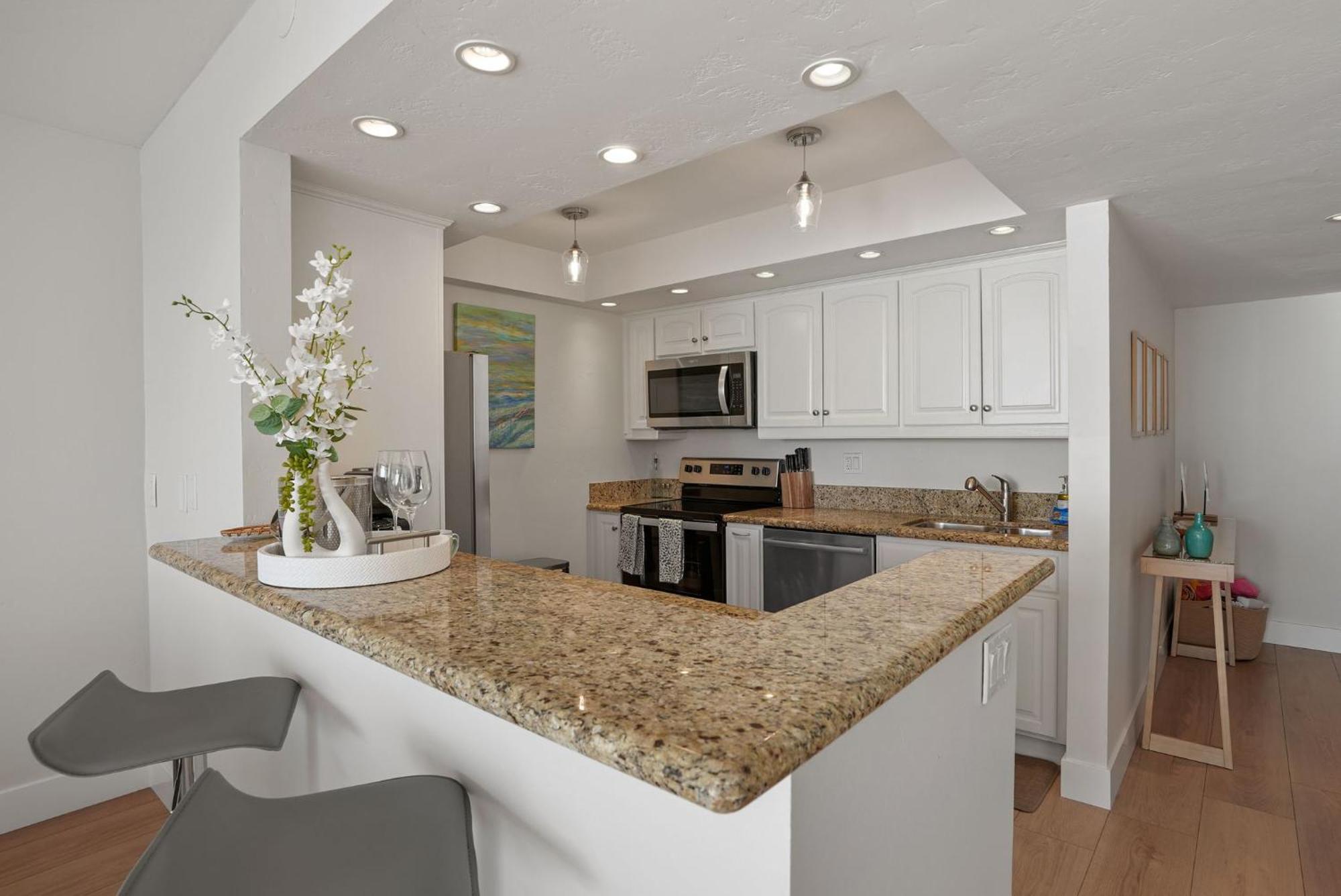 Oceanfront Paradise With Sunset Balcony, Pool, Spa, Access And Parking
